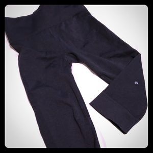 LULULEMON Zone In Crops! Navy blue size 6! VGUC!!